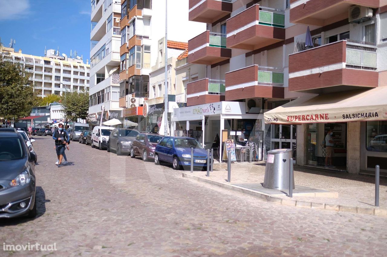 Costa da Caparica | Loja de gaveto no centro da Vila.