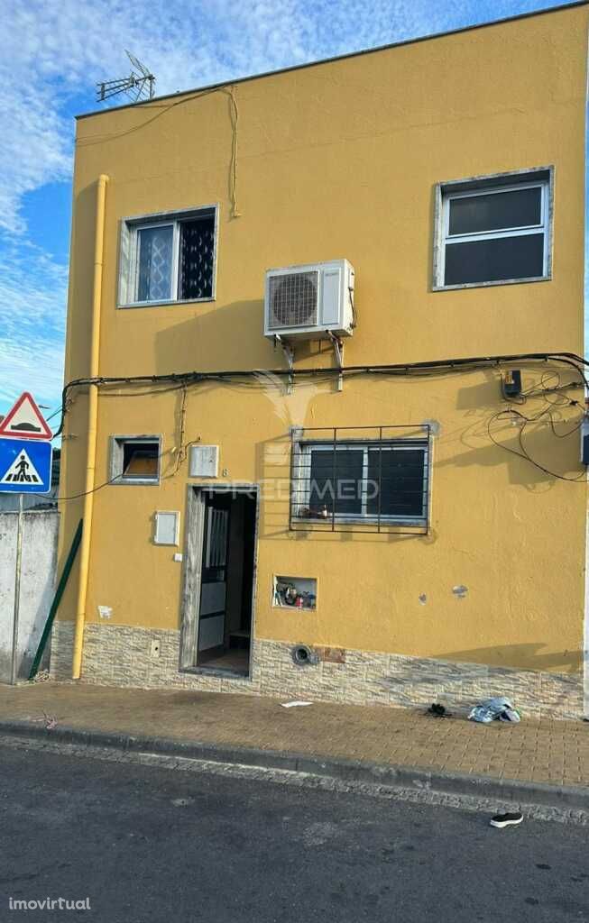 Casa com dois Pisos e terraço