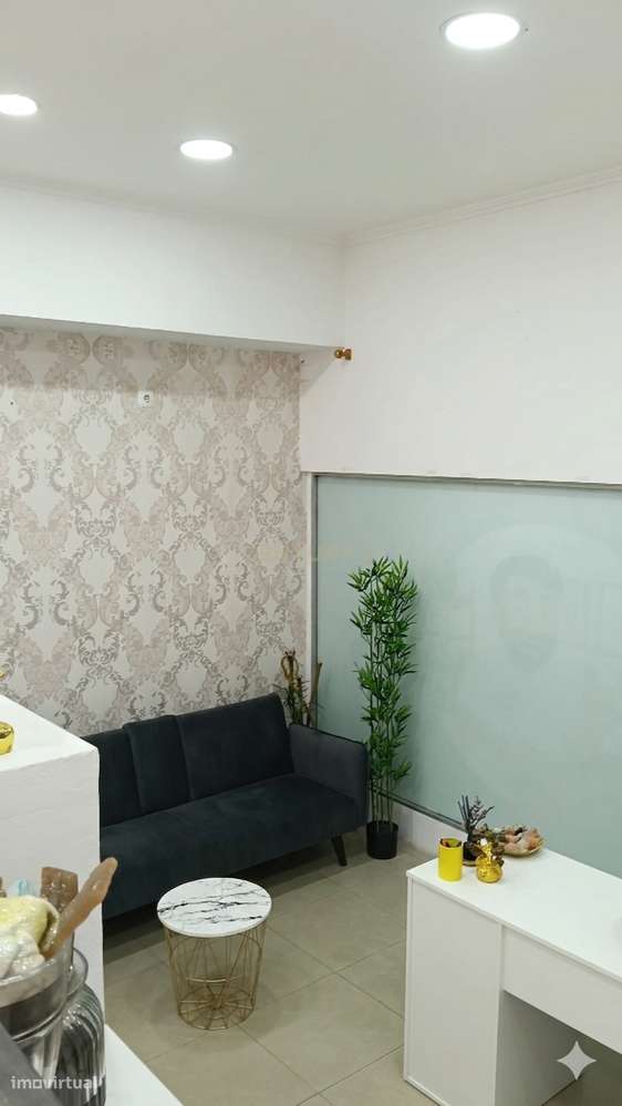 Espaço Comercial em Almada com Excelente Visibilidade – 50m²-0