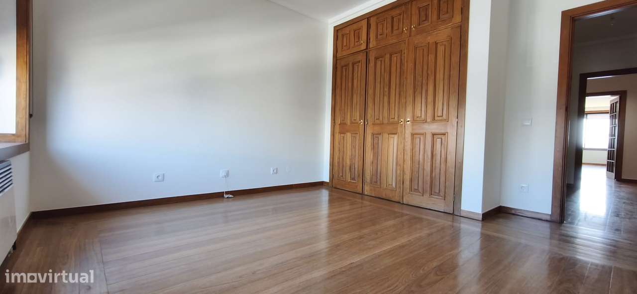 magnifico T5 duplex remodelado na Rua Miguel Torga , Penedo da Saudade-16