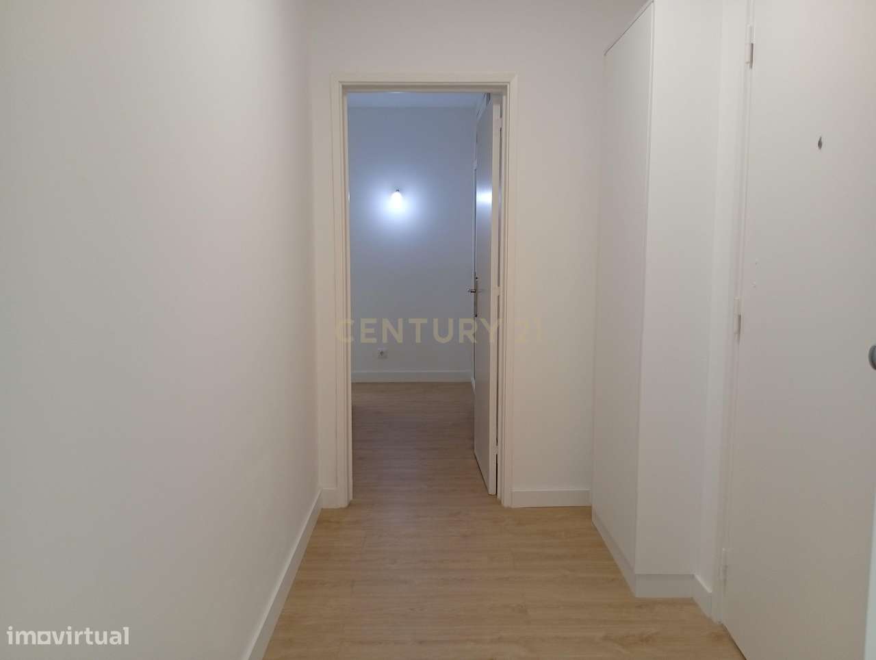 Apartamento T2 completamente remodelado na prestigiada e tranquila zon-5