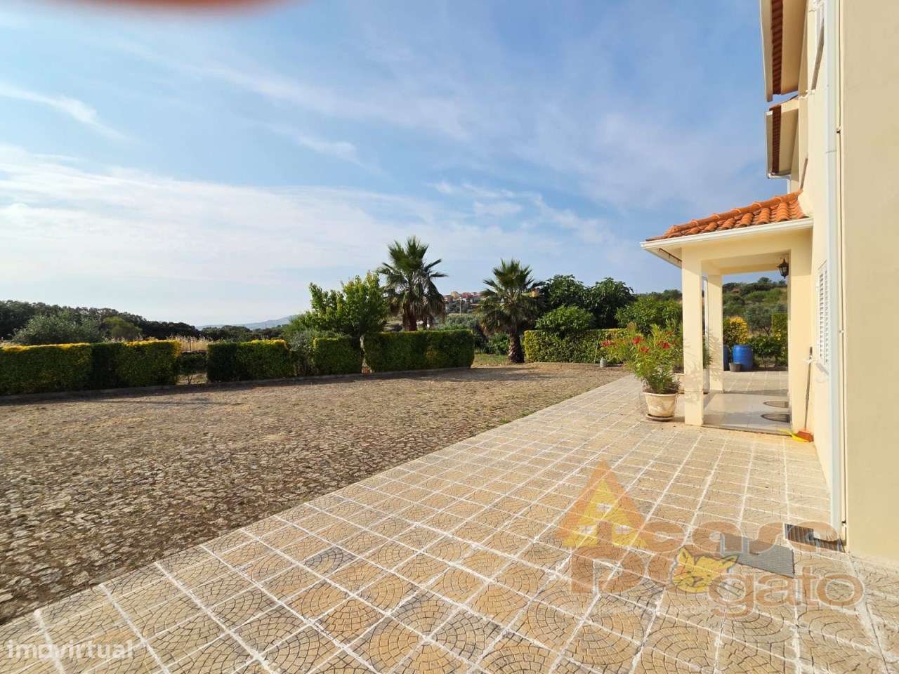 Moradia com 13.000 M2 de terreno envolvente-5