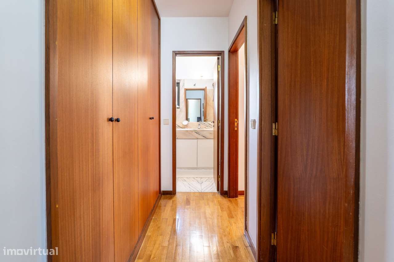 Apartamento T5 Com Excelentes Áreas em Matosinhos-21