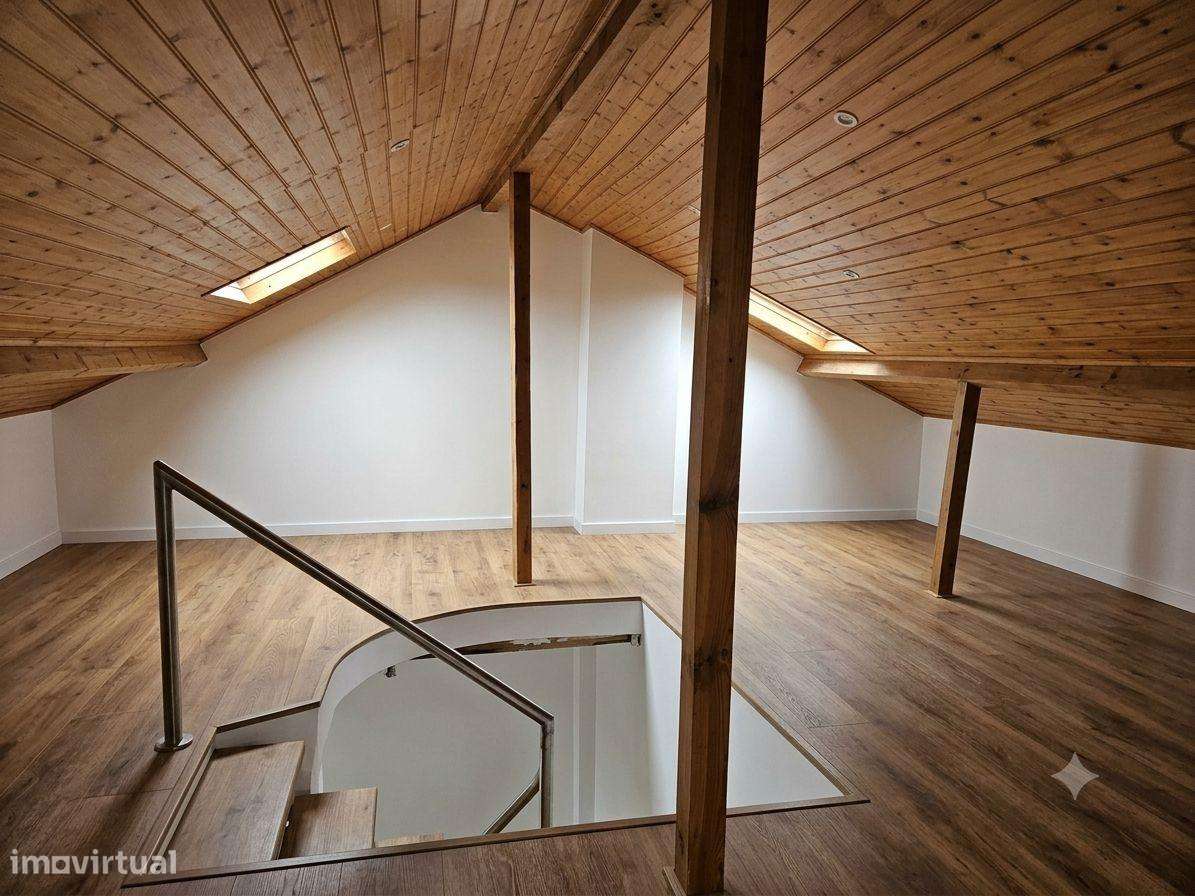 Moradia T3 para remodelar Vialonga-8