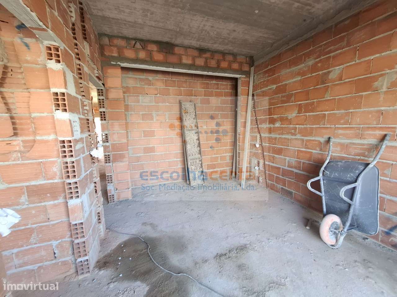 MORADIA TÉRREA T4 ISOLADA EM CONSTRUÇÃO - FERNÃO FERRO-14