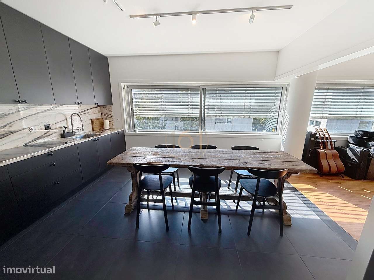 Apartamento T4 Duplex com Terraço e 4 Lugares de Garagem, com Possibil-9
