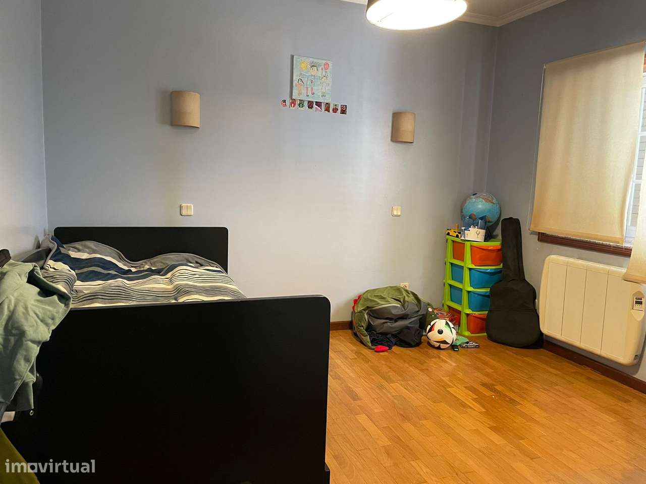 Moradia de 4 frentes com painéis solares, T4, piscina, cave e jardim-14