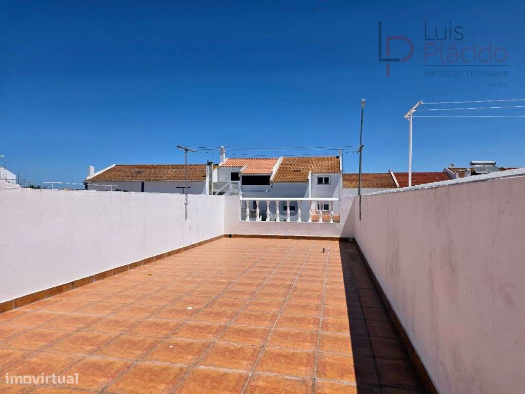 Moradia com 5 Quartos c/ Garagem + Anexo T1-34