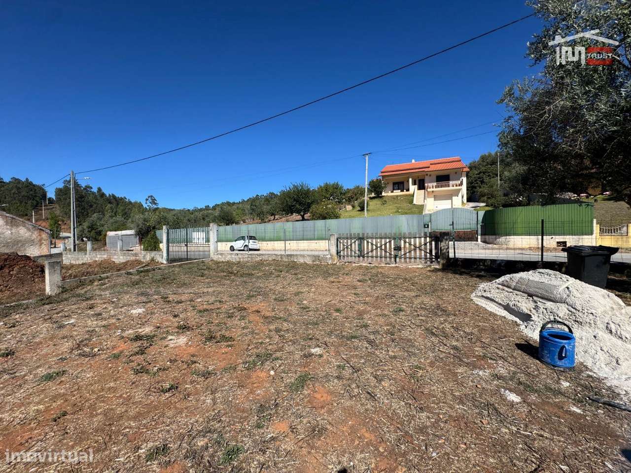 Terreno com 2778,90 m2 todo murado para construção com uma ruina em... - Grande imagem: 2/38