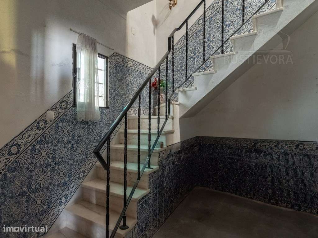 Moradia Unifamiliar de rés-do-chão e sótão, T3 com terraço e 2 quin...-9