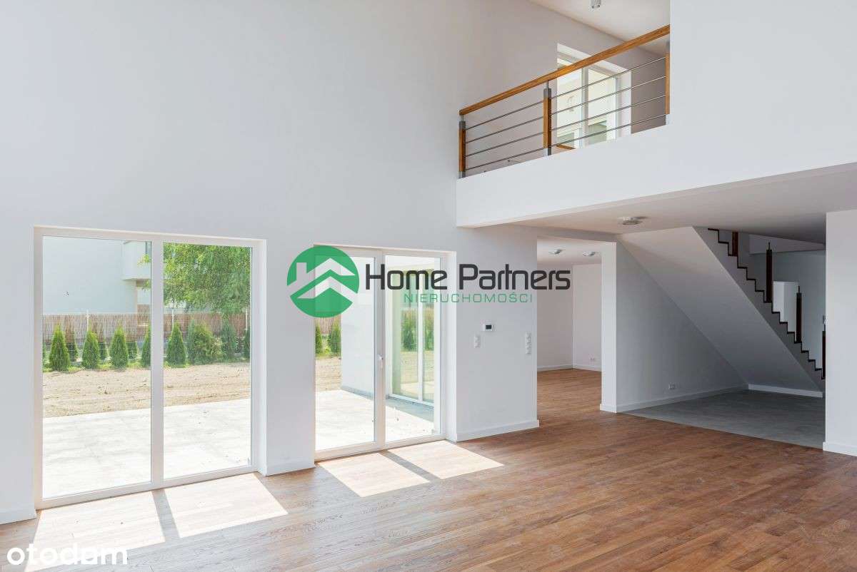 Wysoki na 5,5m salon z oknami do sufitu-2