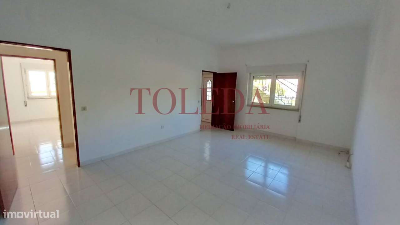 Moradia Bifamiliar com 2 T3 em Vialonga-13