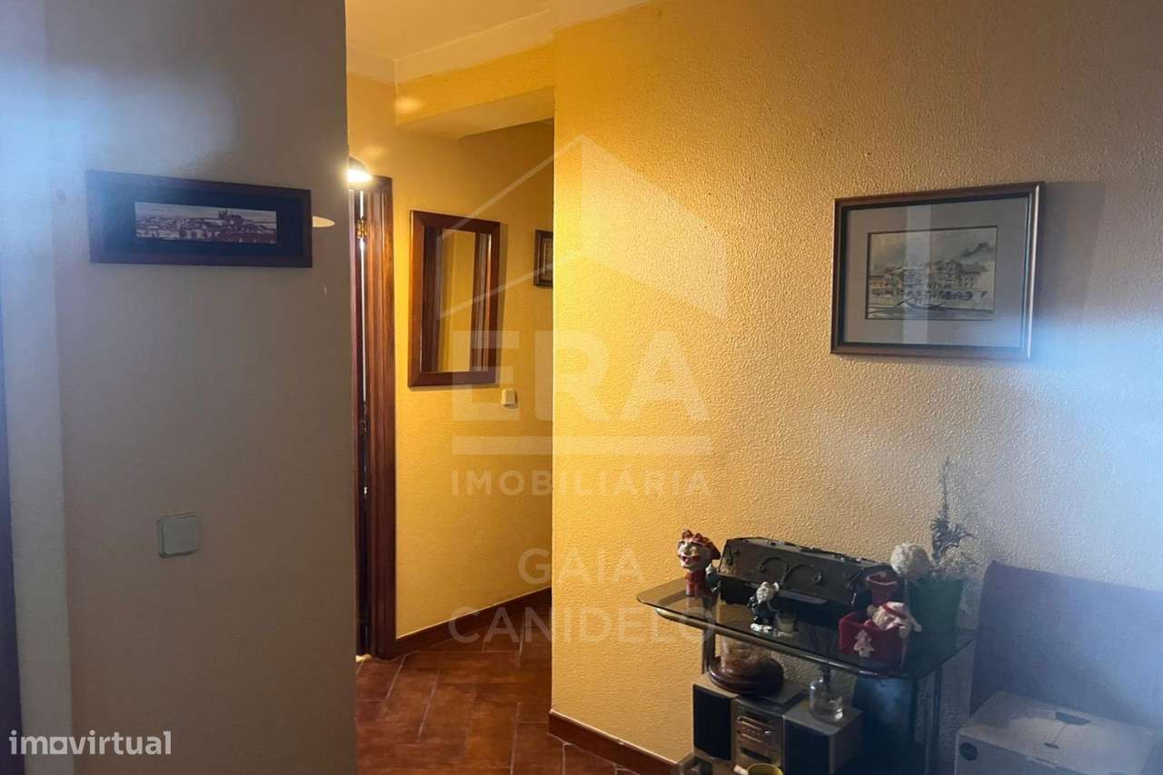 T2 com Enorme Terraço em Localização Privilegiada-5