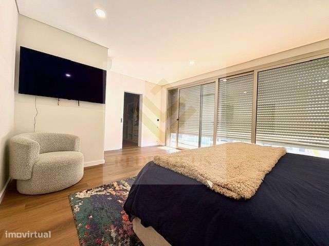 Moradia T4 de Luxo com Piscina e Jardim em Esmoriz-36