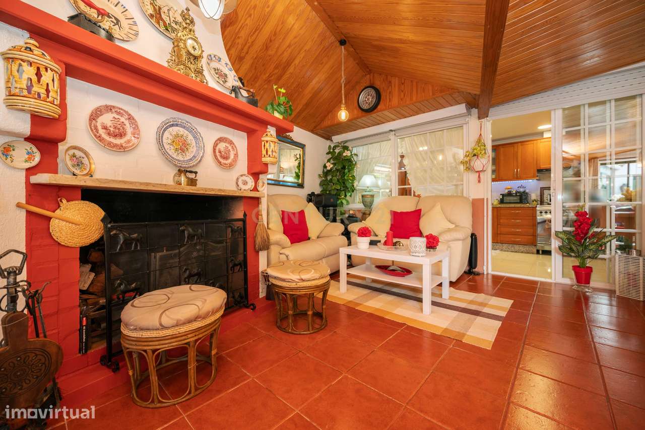 Moradia T4+1 para venda em Queijas.-9