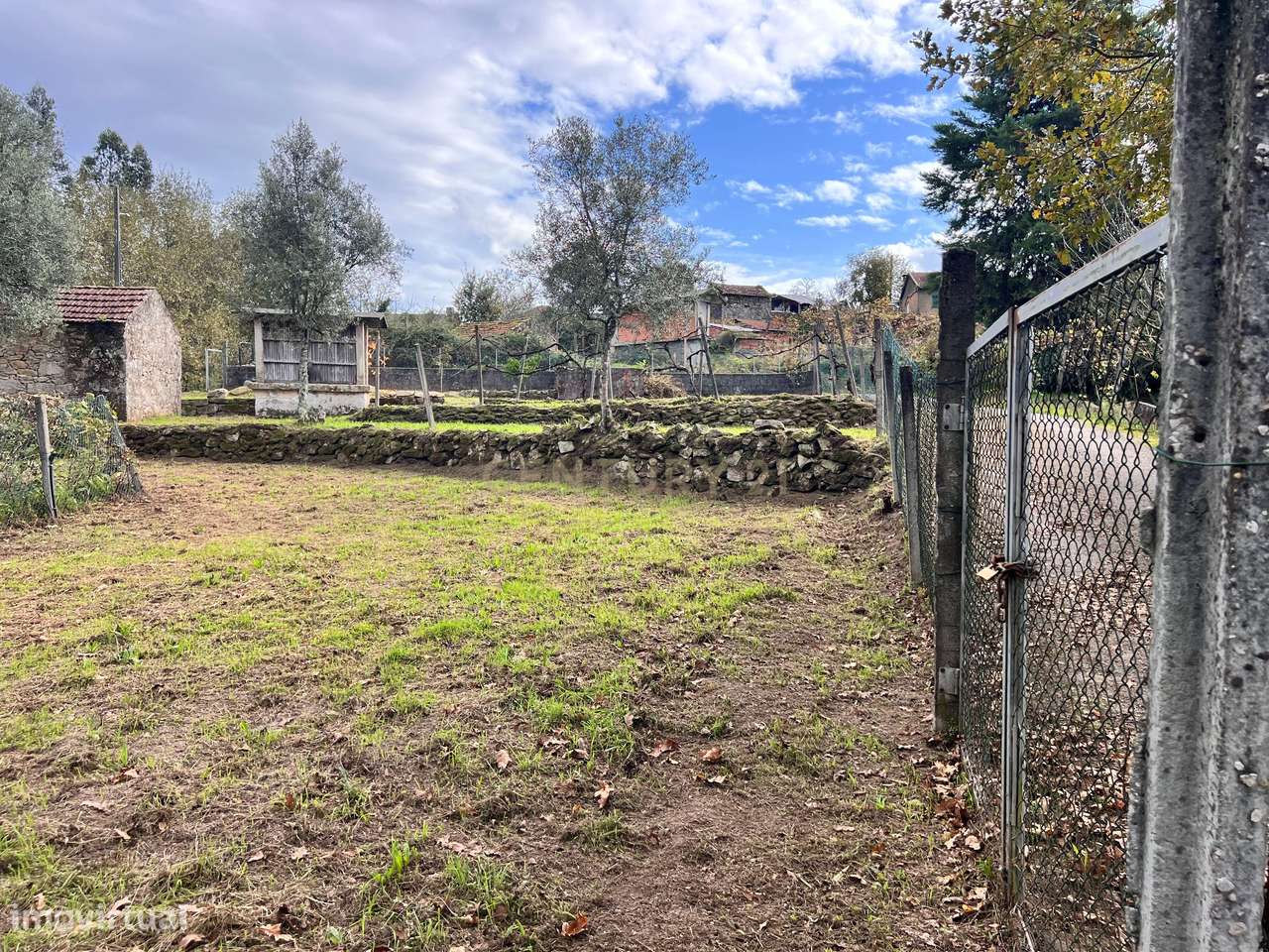 Terreno com 1250m2 em Fornelo, junto ao lago, zona urbanizável - Grande imagem: 3/6