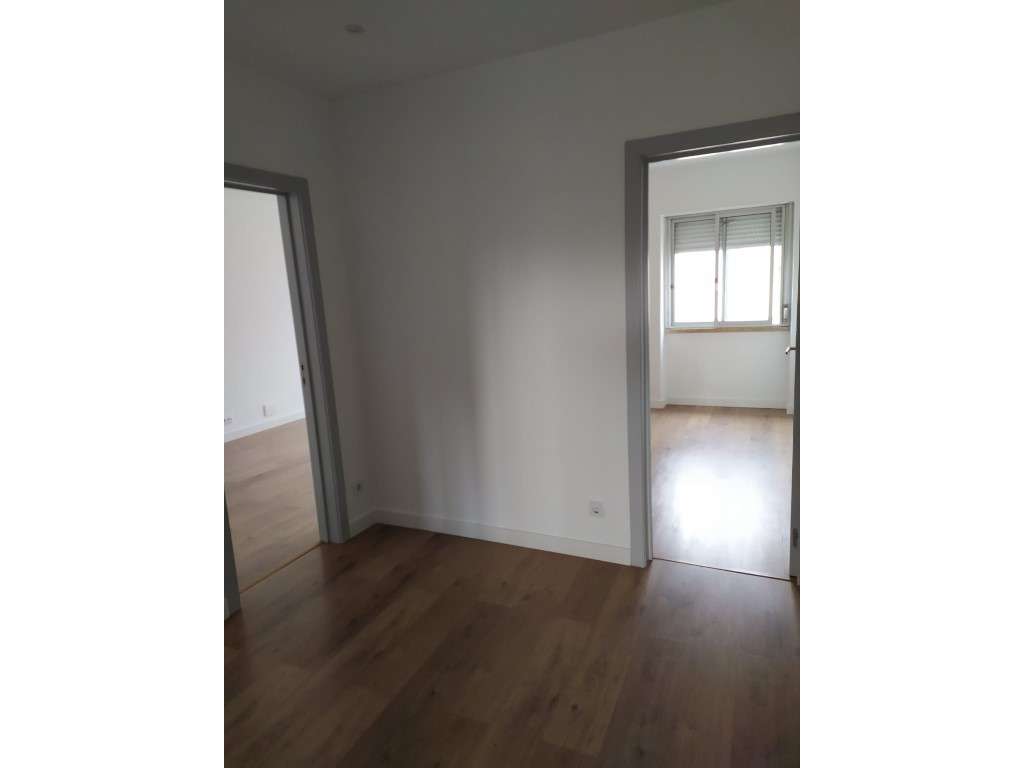 T2 remodelado e semiequipado na Amadora-6