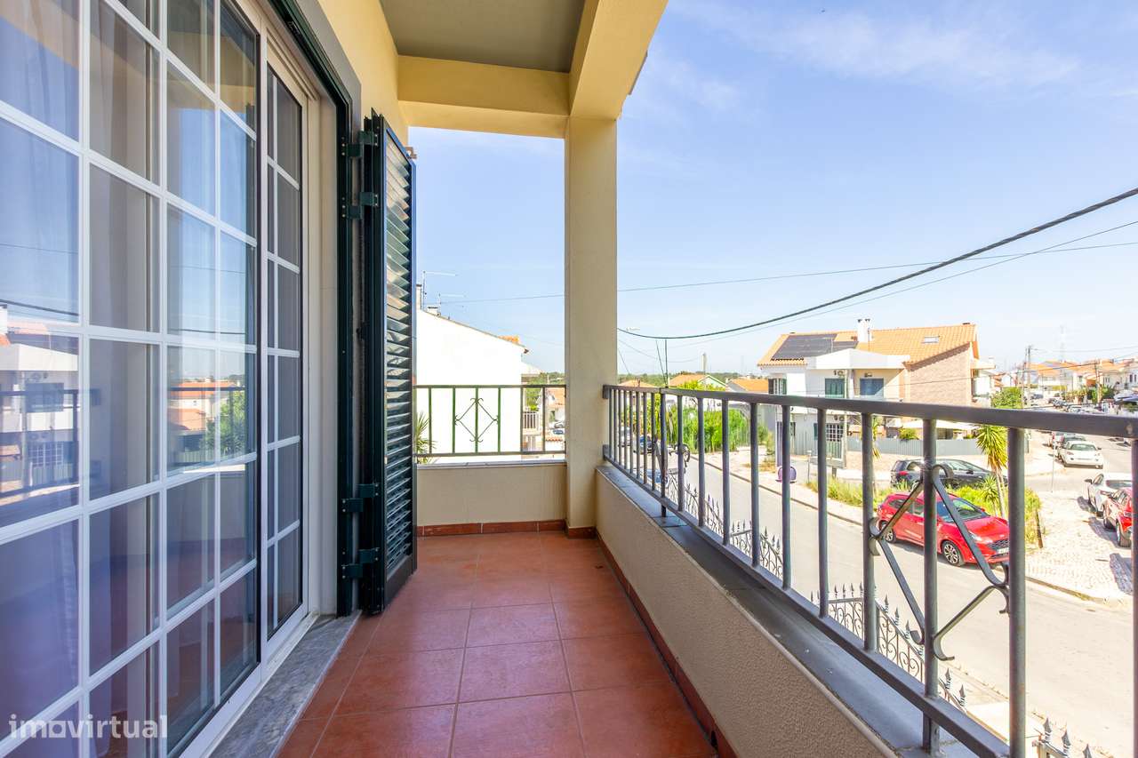 Moradia isolada Bi-Familiar T3 + 2 apartamentos T1 no piso superior-32