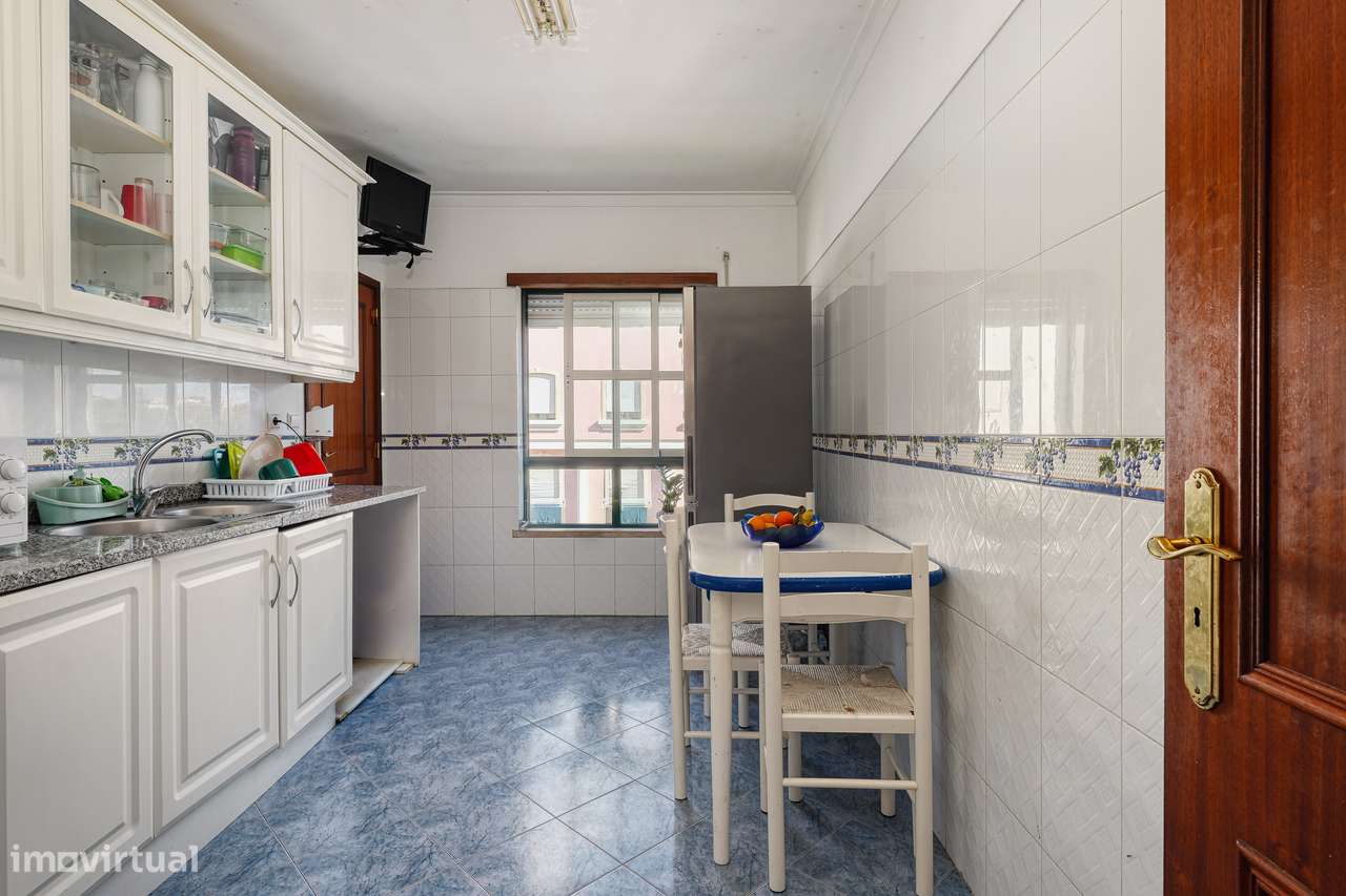 Apartamento T2 com garagem e elevador no Barreiro-5