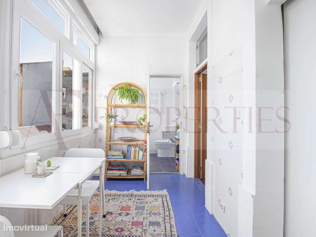 Apartamento T3 com charme lisboeta junto ao Marquês de Pombal-9