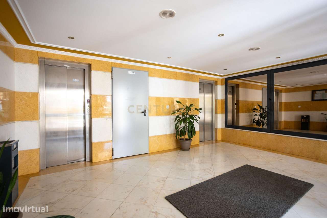 Apartamento T2 na Ribeirada com Garagem e Arrecadação-38