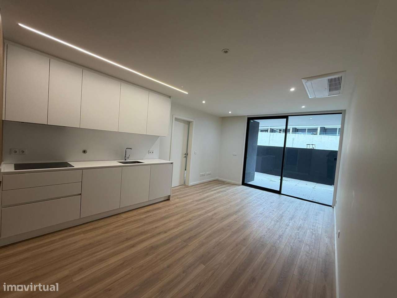 Apartamento T1 Novo c/ Lugar de Garagem em Santa Marinha (VL8)-11