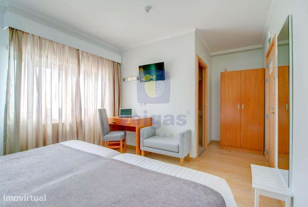 Hotel de 2 estrelas com 49 quartos, em atividade, com ocupação de 90%,-7