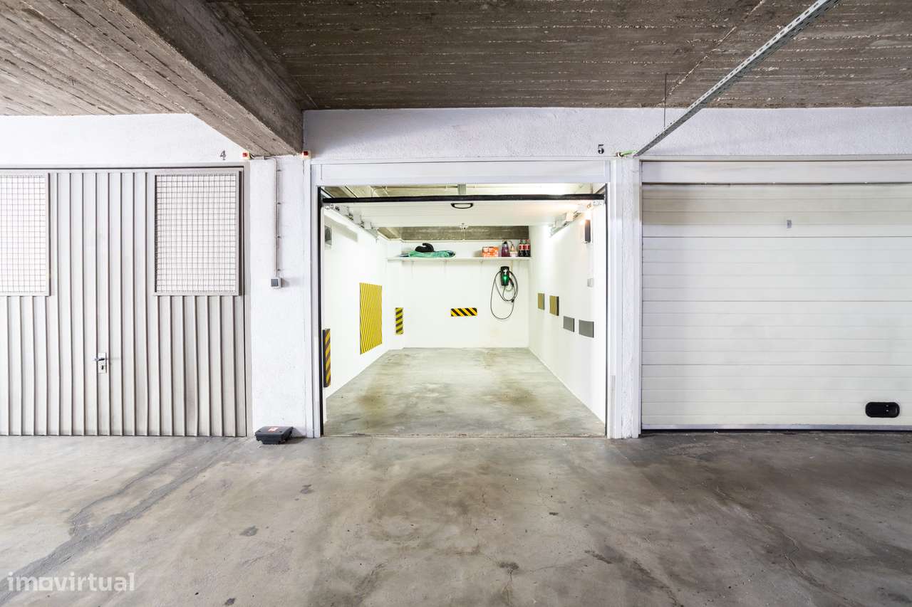 Excelente imóvel T2 com Garagem Box, condomínio Fechado com Court de T-32