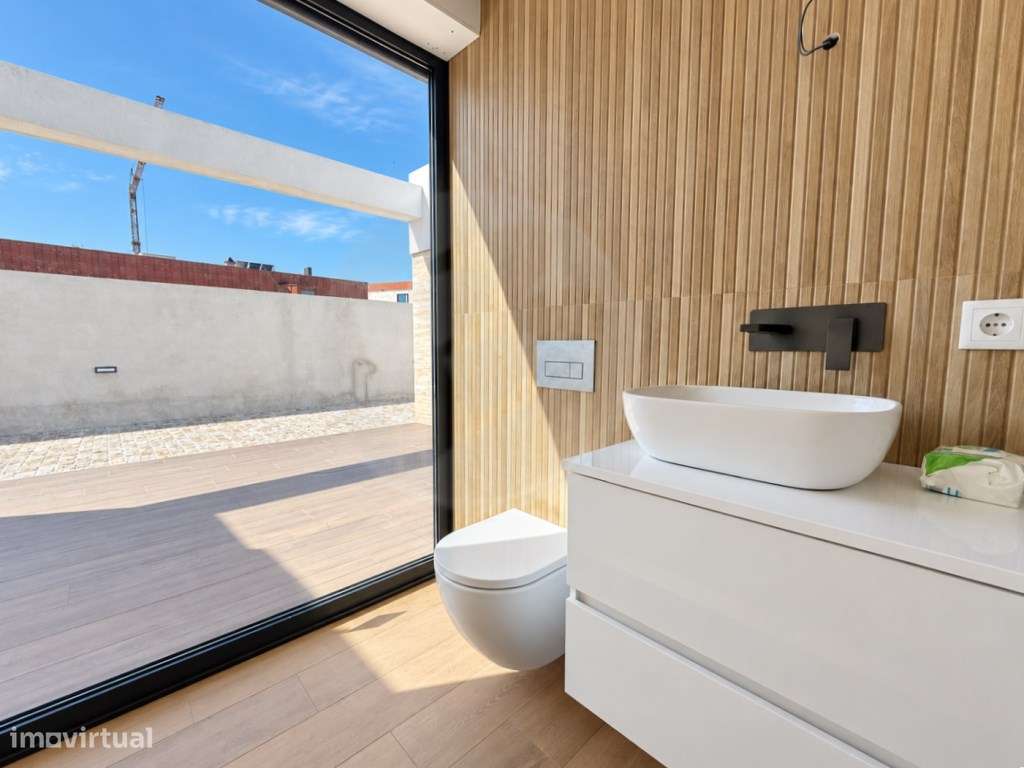 Moradia T3+1 de Luxo com Piscina-10