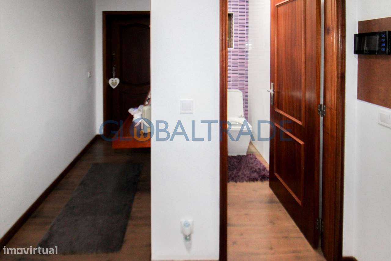 Moradia T4 com terraço e jardim em Alfena-16