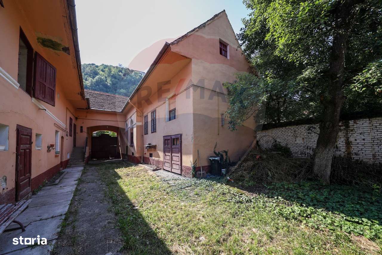 Casă / Vilă cu 10 camere de vânzare în zona Ultracentrală Râșnov-9