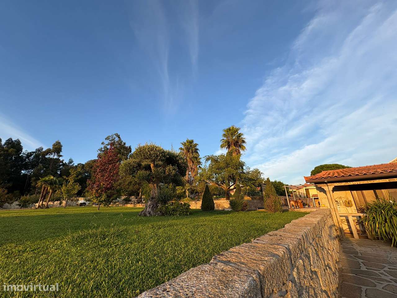 Moradia térrea T4 em pedra com 386m2 e terreno com 6.000m2, anexos.-7