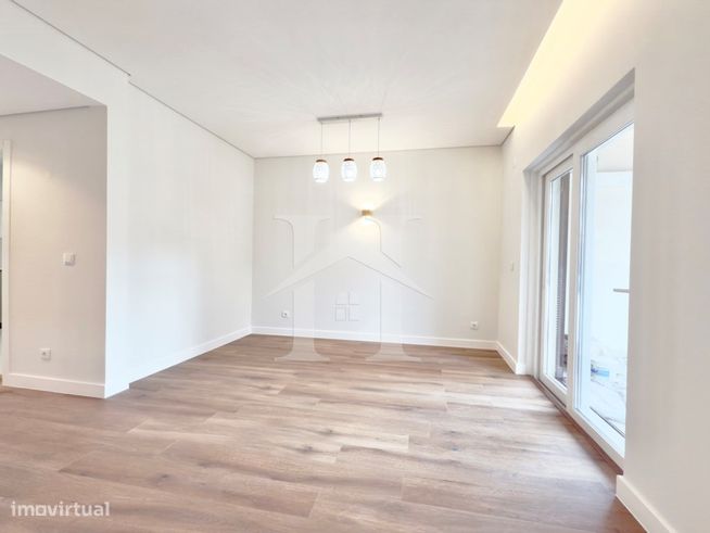 Apartamento T1 no condomínio Estoril Garden com garagem e arrecadação-0