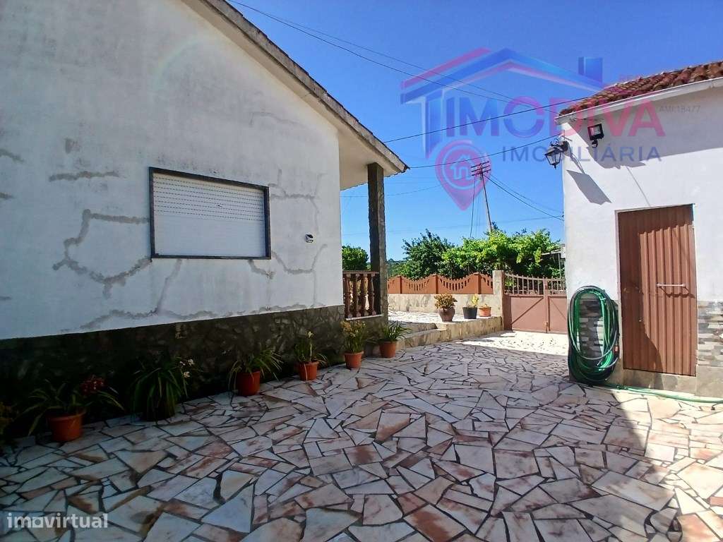 Moradia térrea T4, com churrasqueira e jardim em Arega-57