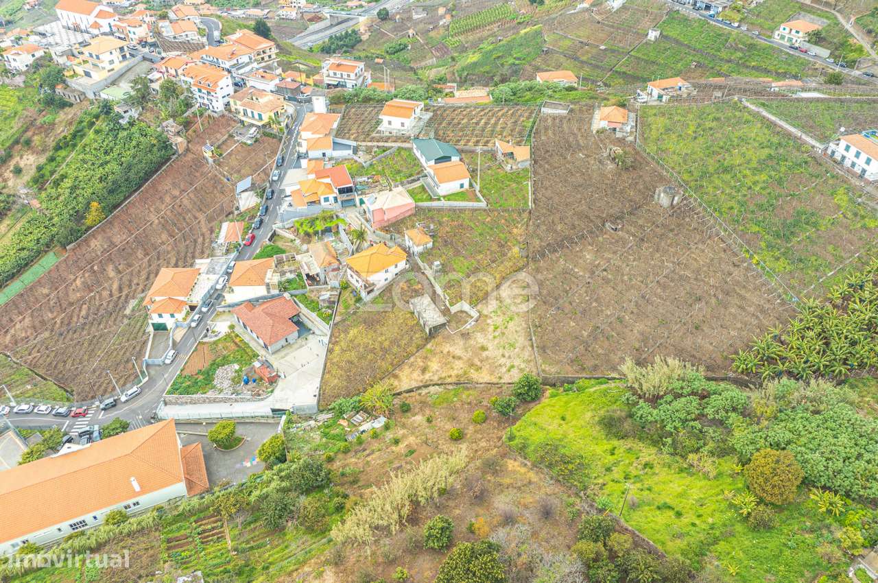 Moradia T2 para recuperar no Estreito de Câmara de Lobos-9