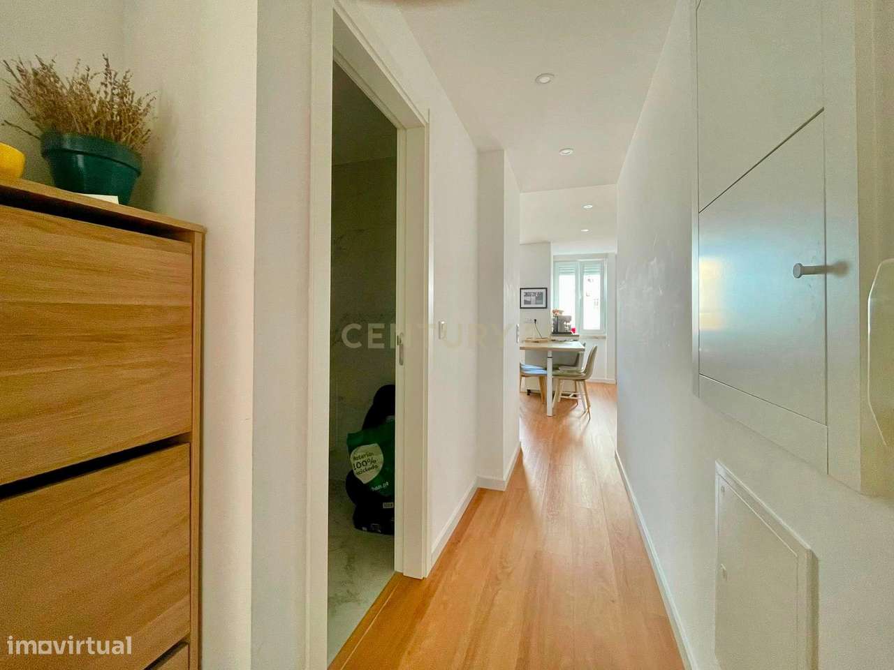Apartamento T2 com Varanda em Localização Privilegiada-9