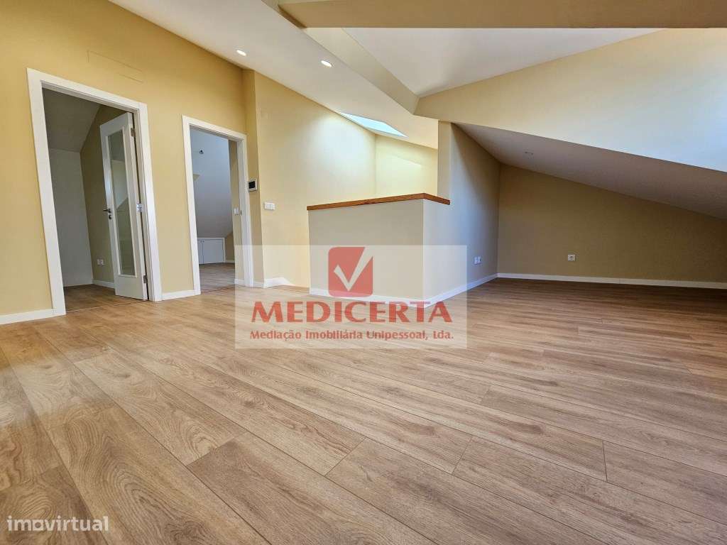 Massamá - Centro T3 Duplex(140m2) Totalmente remodelado-12