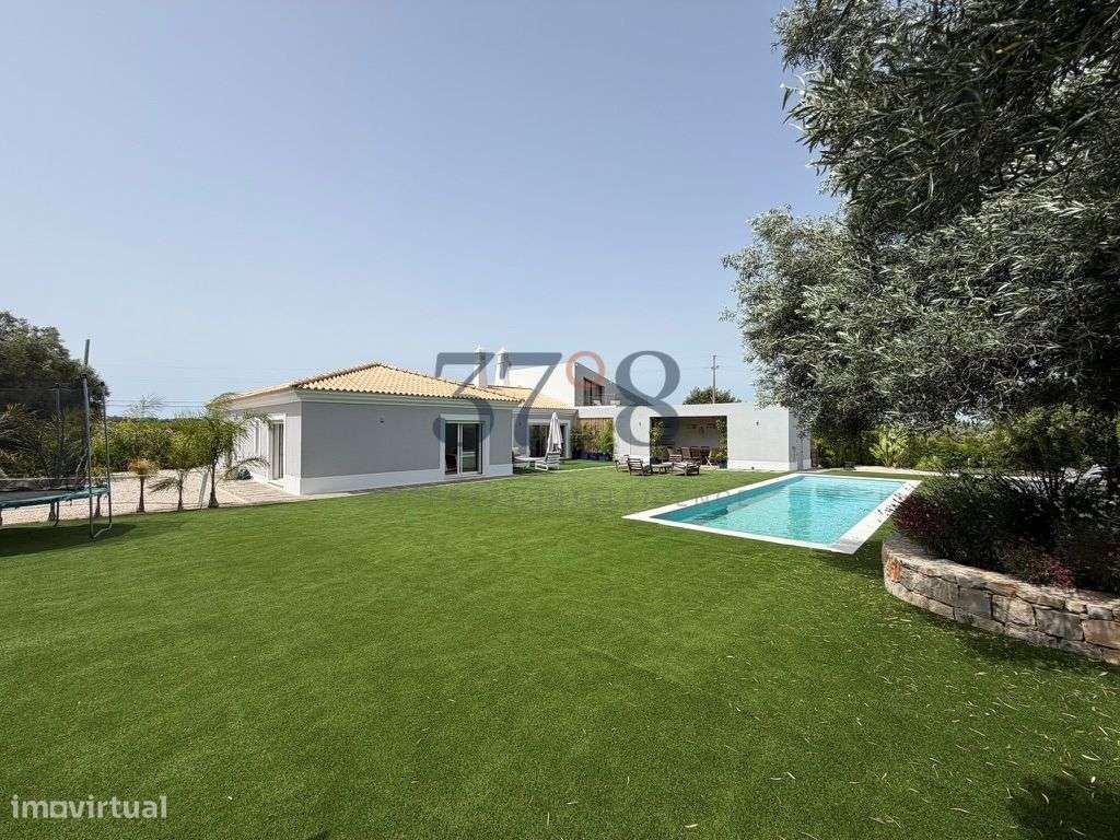 Uma vivenda de 4 quartos com piscina, num terreno de 2 hectares a 10 m-46