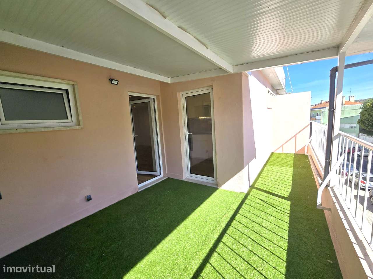Apartamento T2 Remodelado com Varanda - Queluz-11