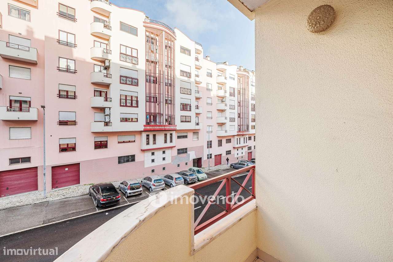 Apartamento T3, com estacionamento e arrecadação, na Ramada-33