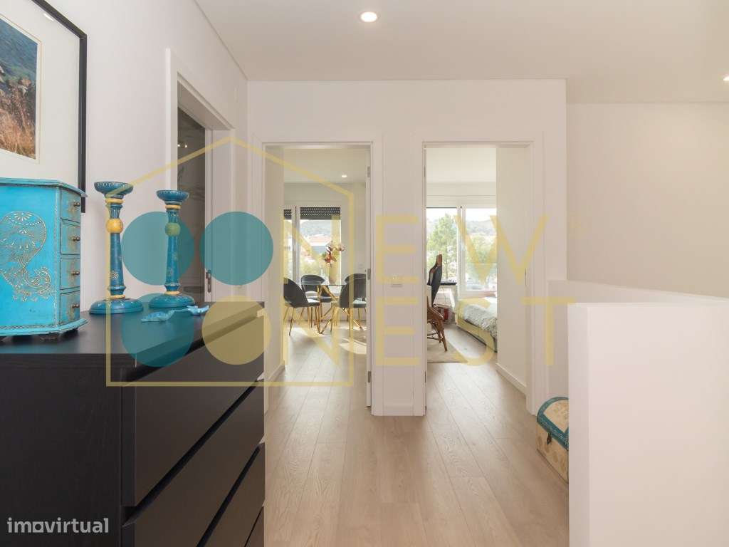 Moradia T3+1 em Banda como Nova com pátio e Vista Castelo de Palmel...-31