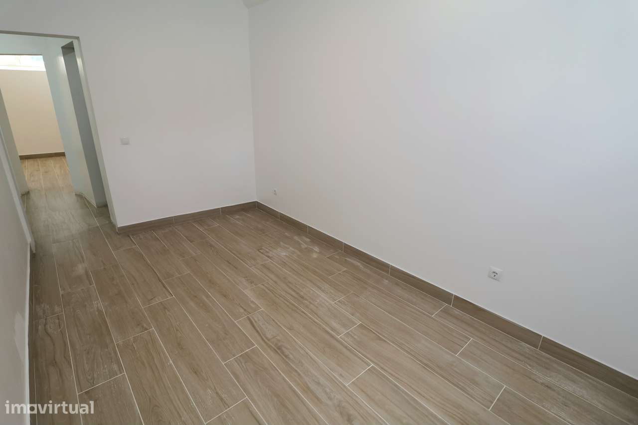 Venda de atelier convertido em habitação a estrear T4 Venteira Amadora-12