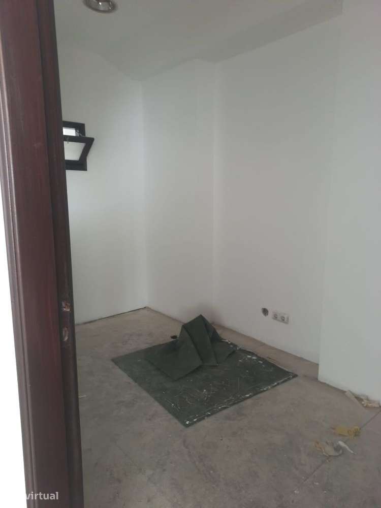 Loja/Escritório por trás da fonte luminosa - Grande imagem: 4/17