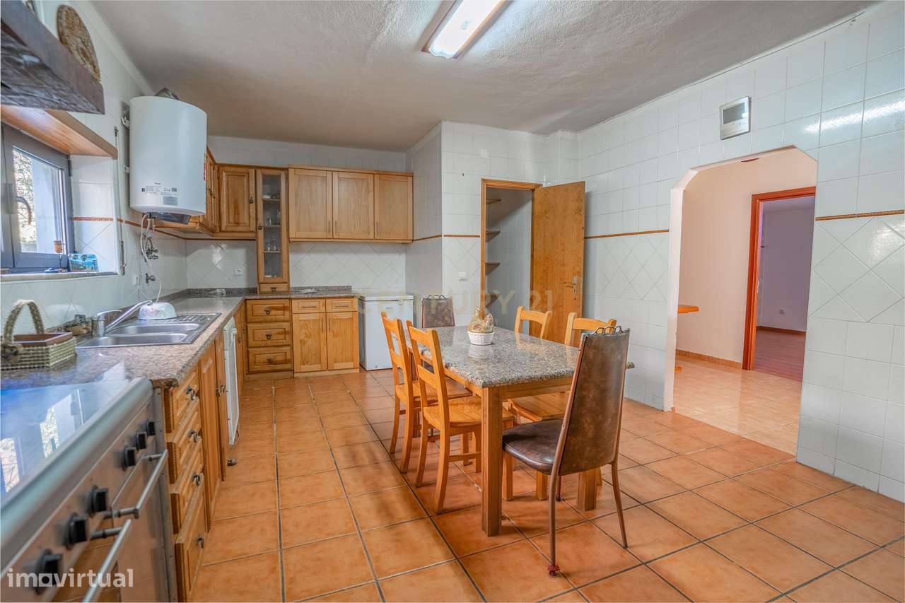 Moradia Bifamiliar com 2 Armazéns de Grande Dimensão-24