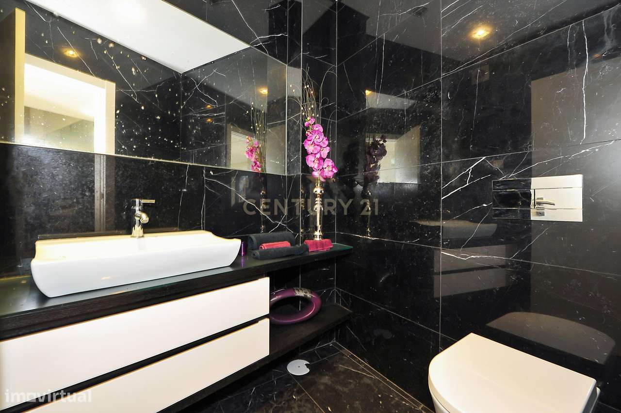 Moradia T3+1 Alto da Parede, em Condomínio Fechado com Vista Mar-23