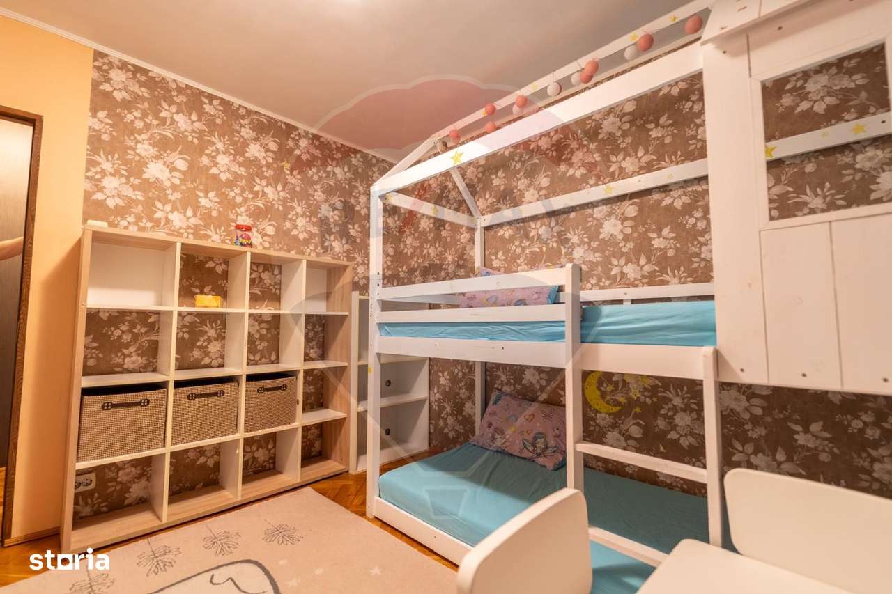 Apartament cu 3 camere de vânzare în zona Decebal-10