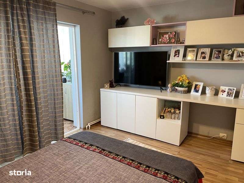 Vand apartament 2 camere, decomandat, etaj 3/4 - Imagine principală: 4/8