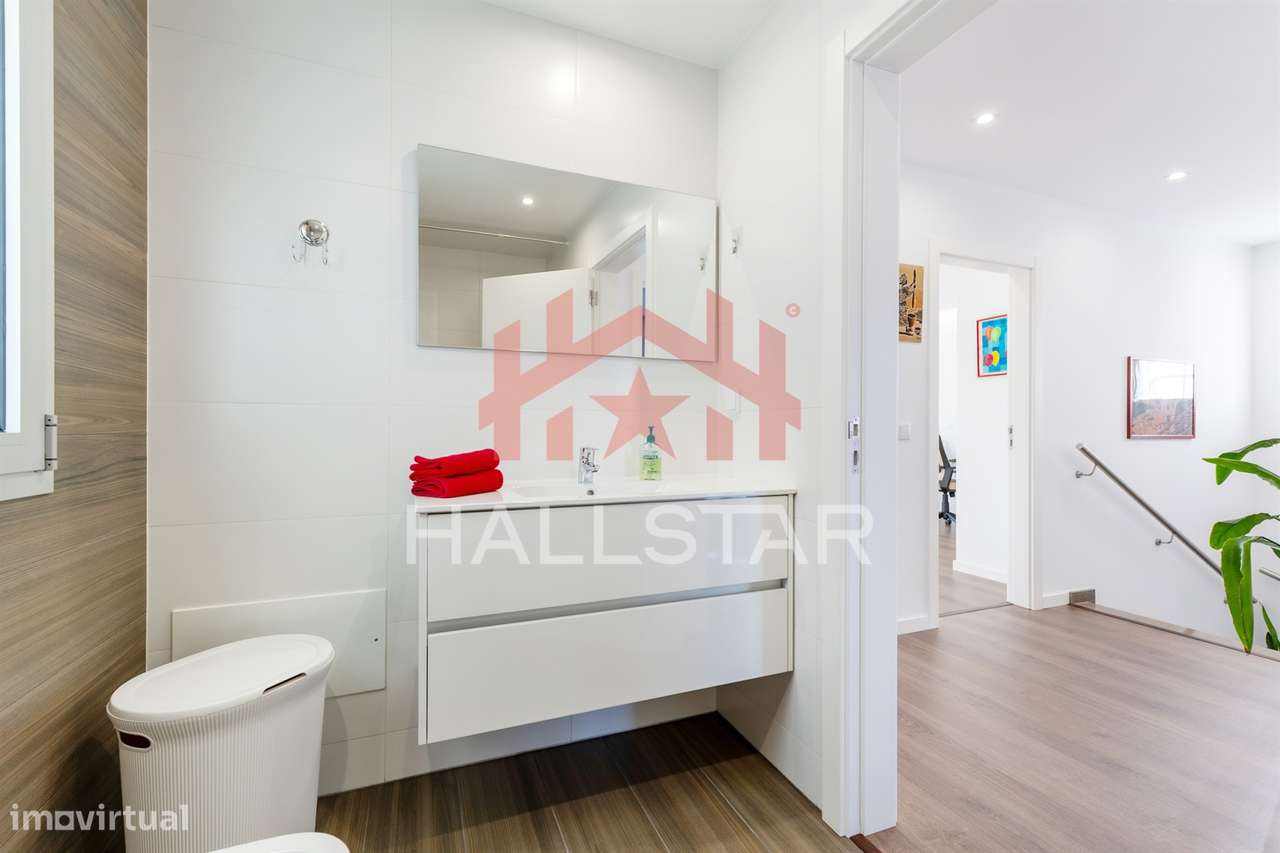 Moradia T4 / Jardim e Garagem / Cela-31