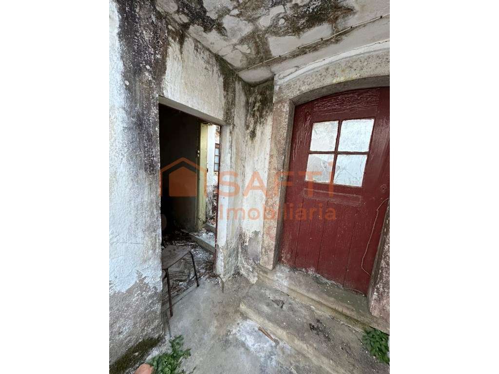 Moradia T2 para restaurar - Grande imagem: 4/13