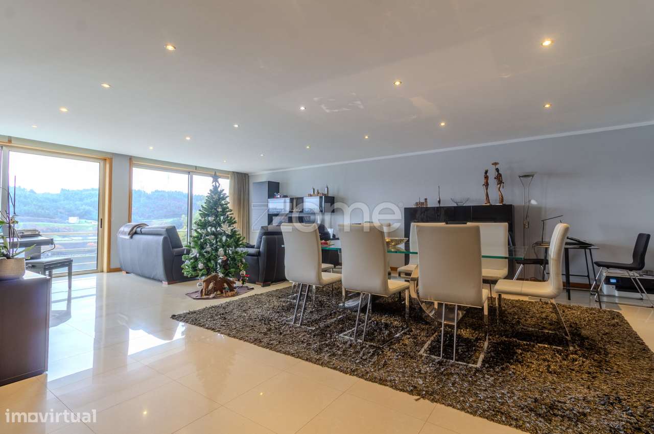 Moradia T3 | 3 Suítes e Piscina com Vista Rio-44